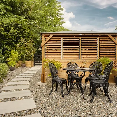 Hébergement de vacances Coronation Family Cottage, Modernised 200-year-old District With Private Hot Tub And Parking - Ridgestone *