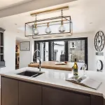 Coronation Family Cottage, Modernised 200-year-old District With Private Hot Tub And Parking - Ridgestone Vakantiehuis
