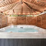 Coronation Family Cottage, Modernised 200-year-old District With Private Hot Tub And Parking - Ridgestone Vakantiehuis *