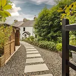 Vakantiehuis Coronation Family Cottage, Modernised 200-year-old District With Private Hot Tub And Parking - Ridgestone *