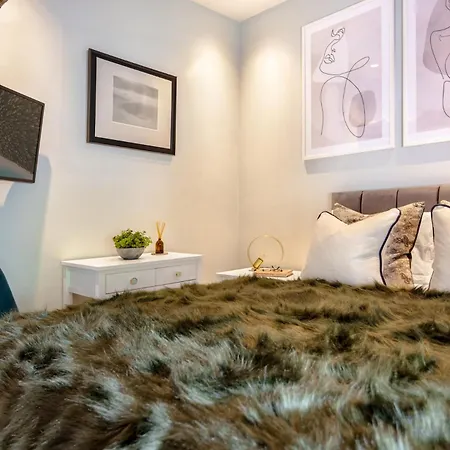 Coronation Family Cottage, Modernised 200-year-old District With Private Hot Tub And Parking Lindale