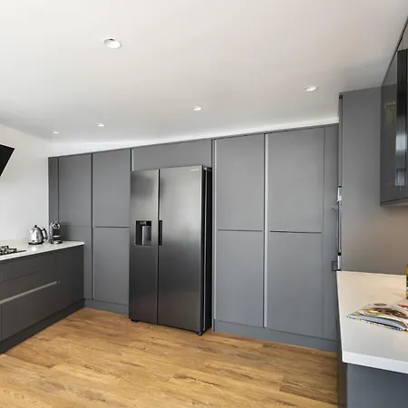 Coronation Family Cottage, Modernised 200-year-old District With Private Hot Tub And Parking Lindale