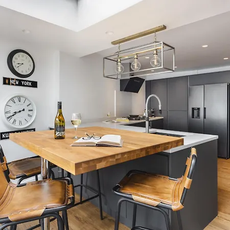 Holiday home Coronation Family Cottage, Modernised 200-year-old District With Private Hot Tub And Parking Lindale