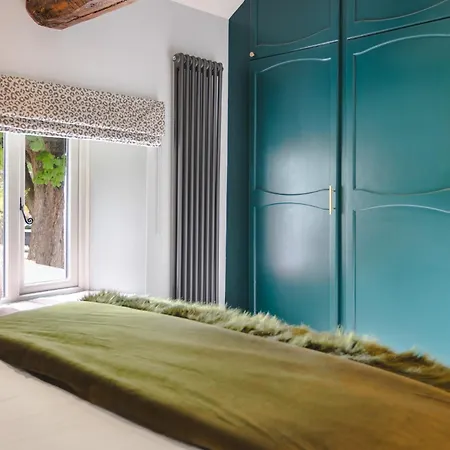 Holiday home Coronation Family Cottage, Modernised 200-year-old District With Private Hot Tub And Parking *