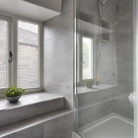 Holiday home Coronation Family Cottage, Modernised 200-year-old District With Private Hot Tub And Parking *
