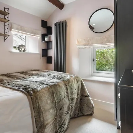 Holiday home Coronation Family Cottage, Modernised 200-year-old District With Private Hot Tub And Parking Lindale