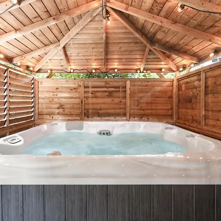 Coronation Family Cottage, Modernised 200-year-old District With Private Hot Tub And Parking Holiday home *