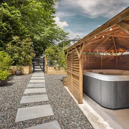 Coronation Family Cottage, Modernised 200-year-old District With Private Hot Tub And Parking Holiday home