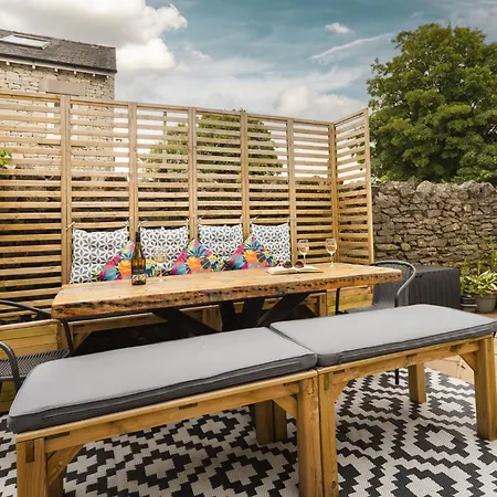 Holiday home Coronation Family Cottage, Modernised 200-year-old District With Private Hot Tub And Parking