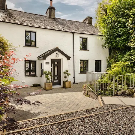 Holiday home Coronation Family Cottage, Modernised 200-year-old District With Private Hot Tub And Parking