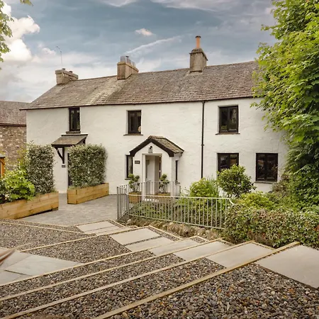 Coronation Family Cottage, Modernised 200-year-old District With Private Hot Tub And Parking Holiday home *