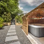 Coronation Family Cottage, Modernised 200-year-old District With Private Hot Tub And Parking - Ridgestone Feriehus