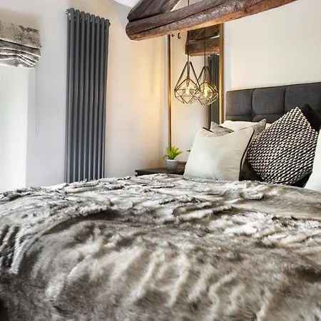 Feriehus Coronation Family Cottage, Modernised 200-year-old District With Private Hot Tub And Parking *